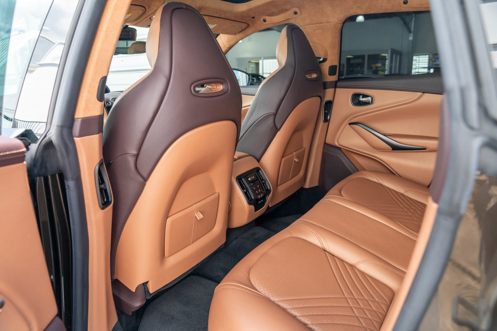 Used 2021 Aston Martin DBX image 32