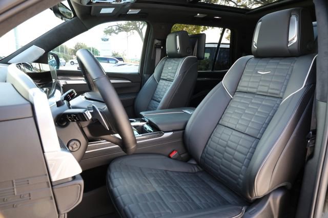 Used 2025 Cadillac Escalade V w/ LPO, ONYX Package image 30