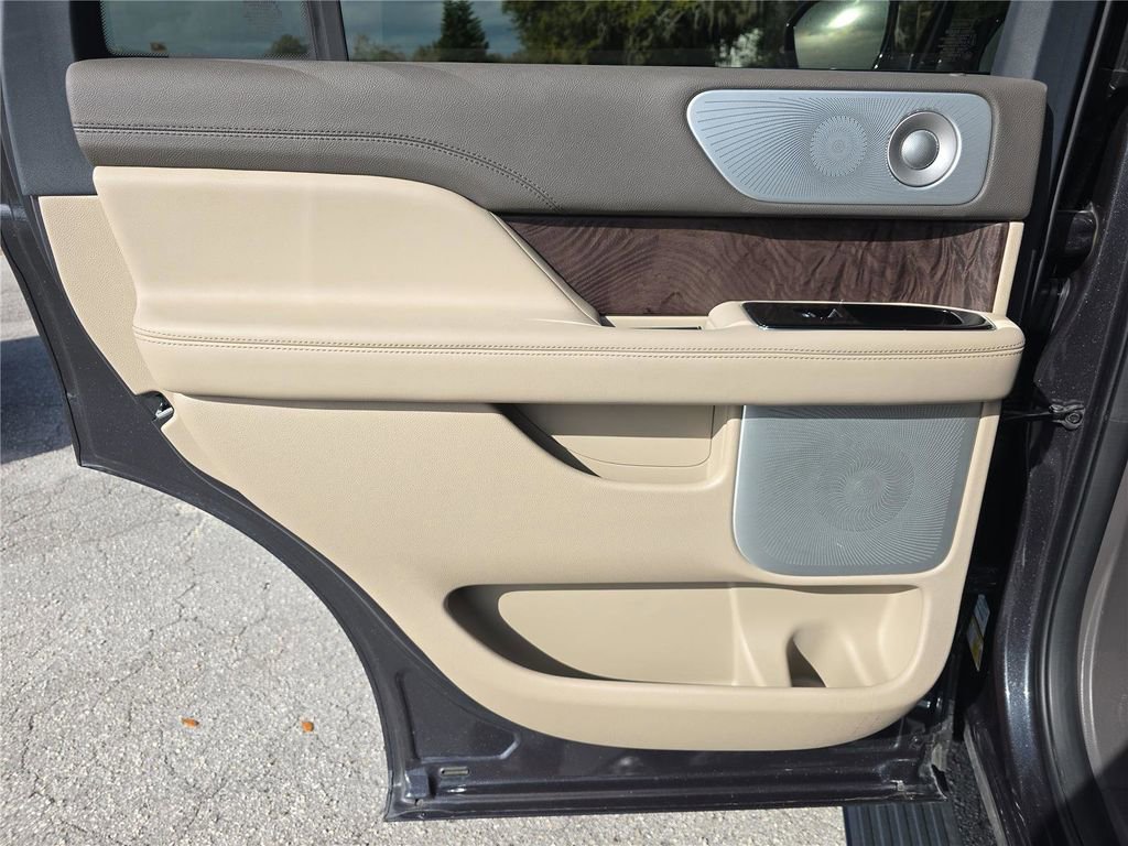 Used 2024 Lincoln Navigator Reserve image 13