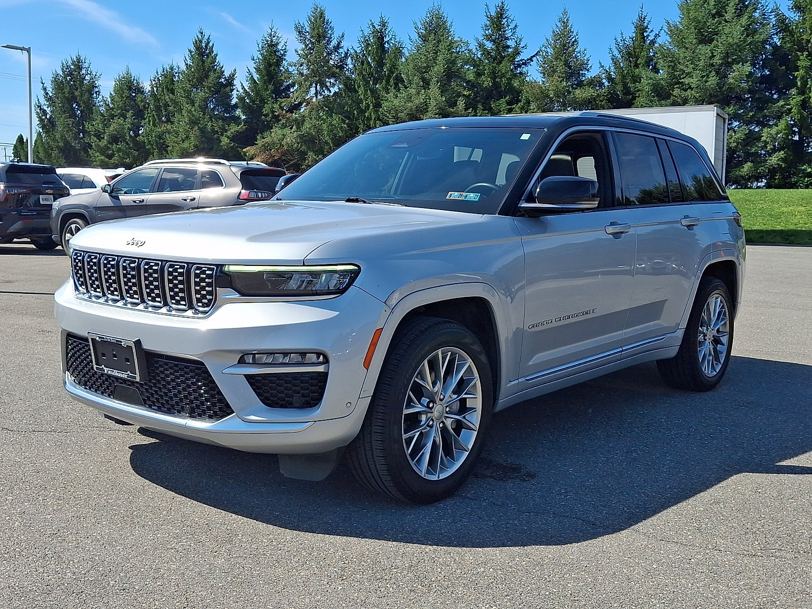 Used 2023 Jeep Grand Cherokee Summit AWD/4WD image 3