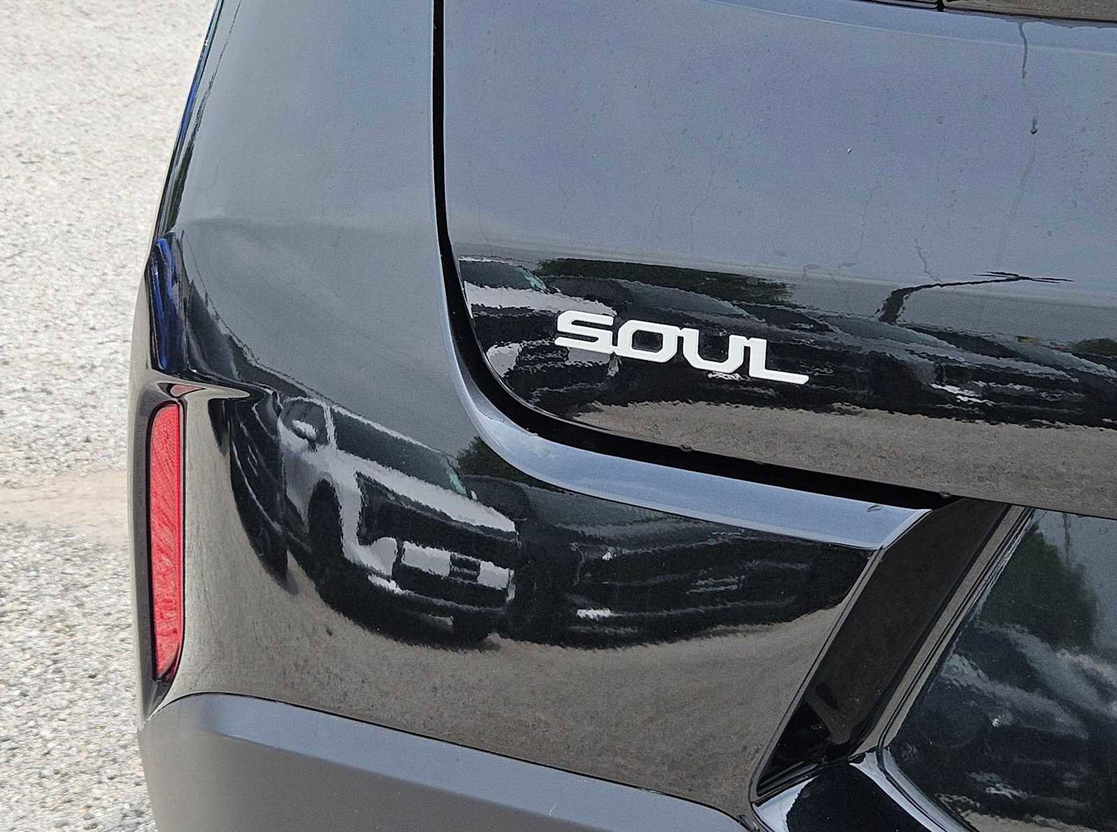 Certified 2025 Kia Soul LX w/ LX Technology Package FWD image 12