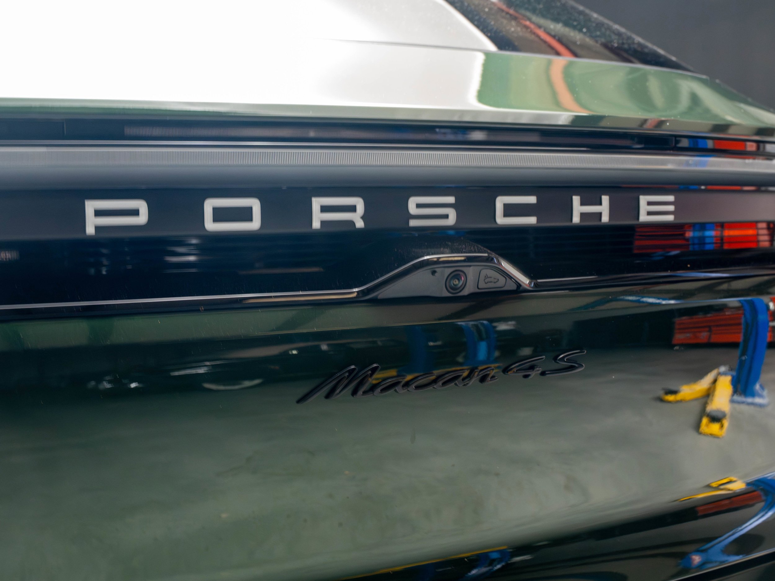 Certified 2025 Porsche Macan 4S Electric AWD/4WD image 17