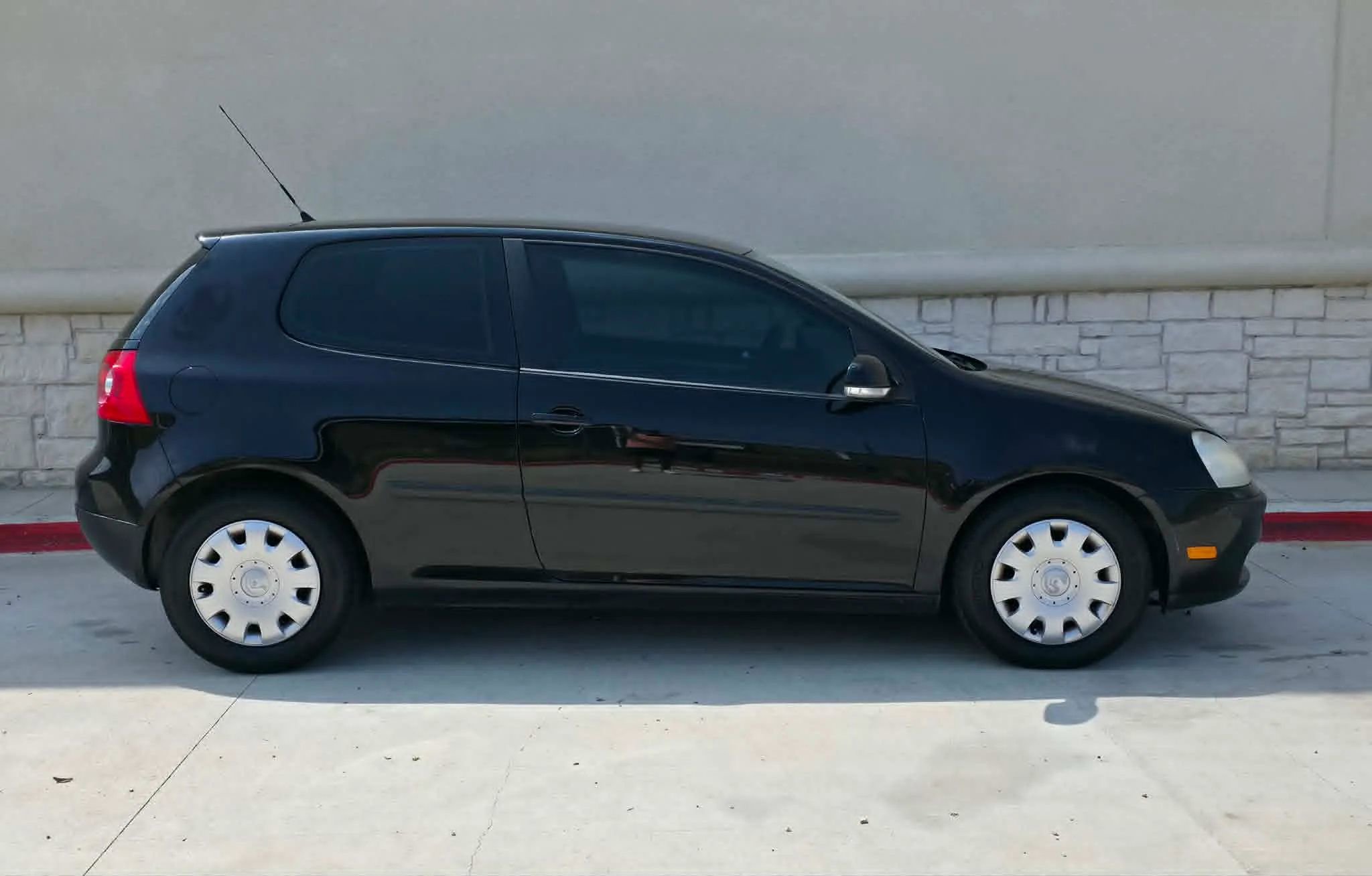 Used 2009 Volkswagen Rabbit S image 2
