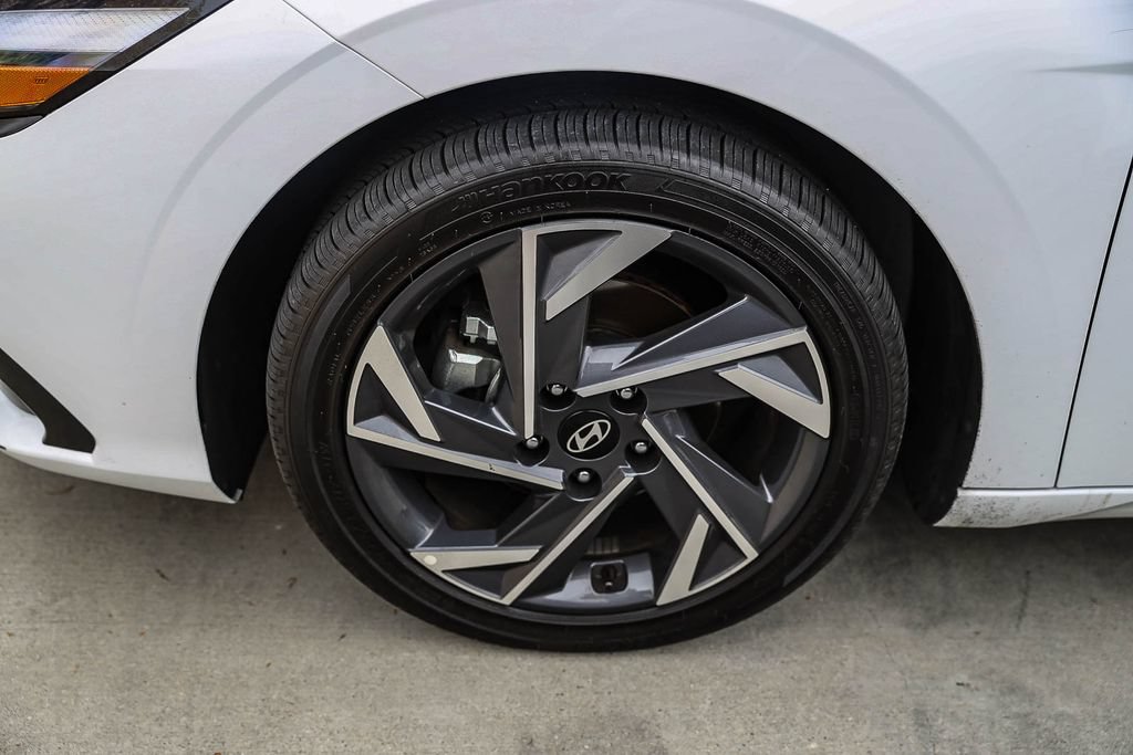 Certified 2025 Hyundai Elantra Limited FWD image 3