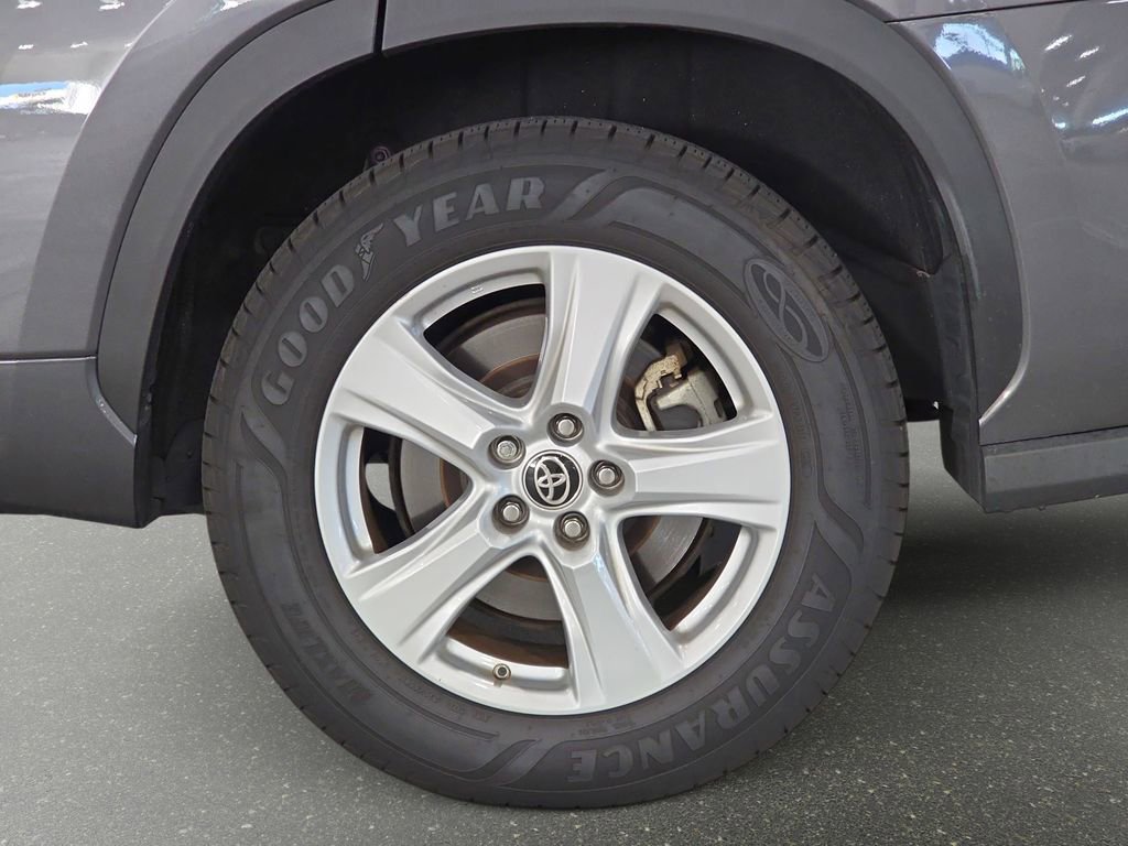 Used 2022 Toyota Highlander LE image 30