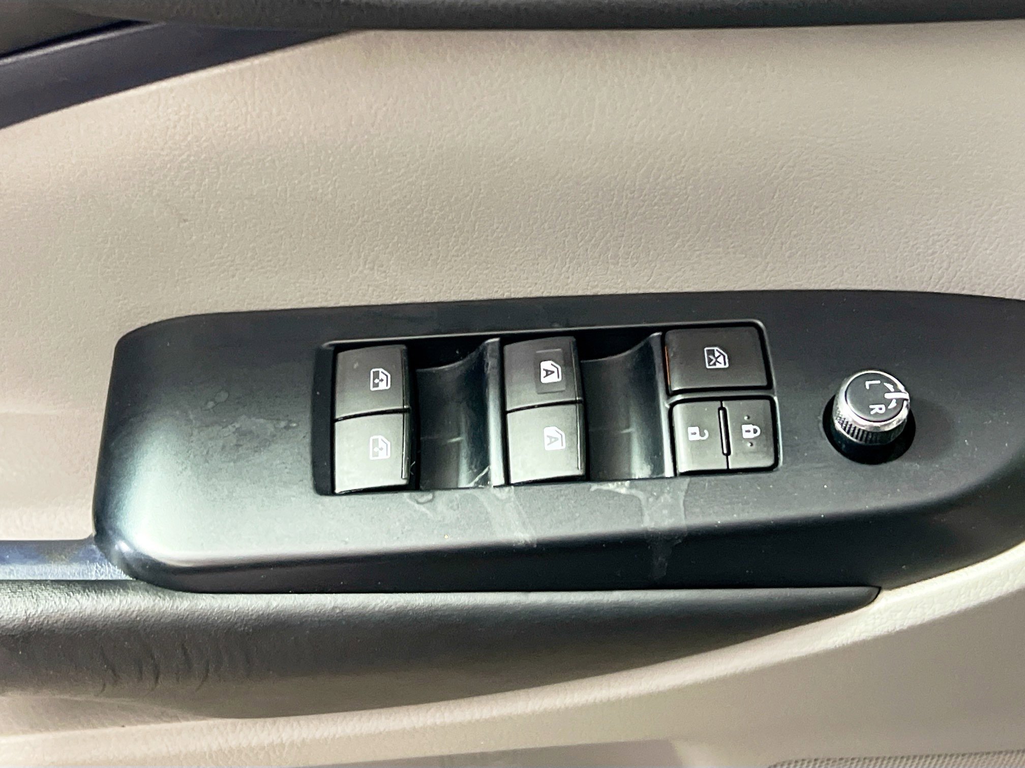 Used 2019 Toyota Highlander XLE image 16