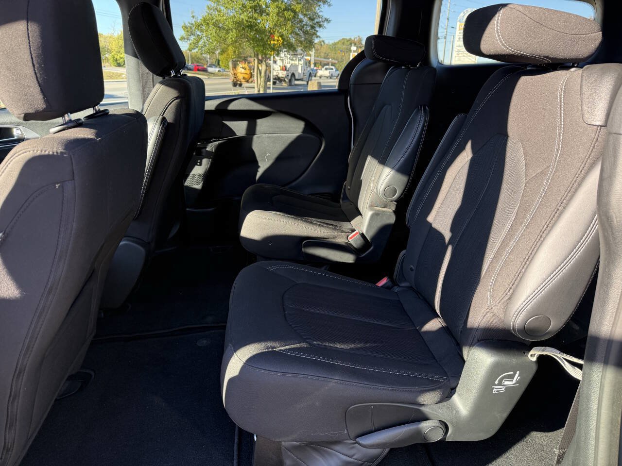 Used 2023 Chrysler Pacifica Touring FWD image 9