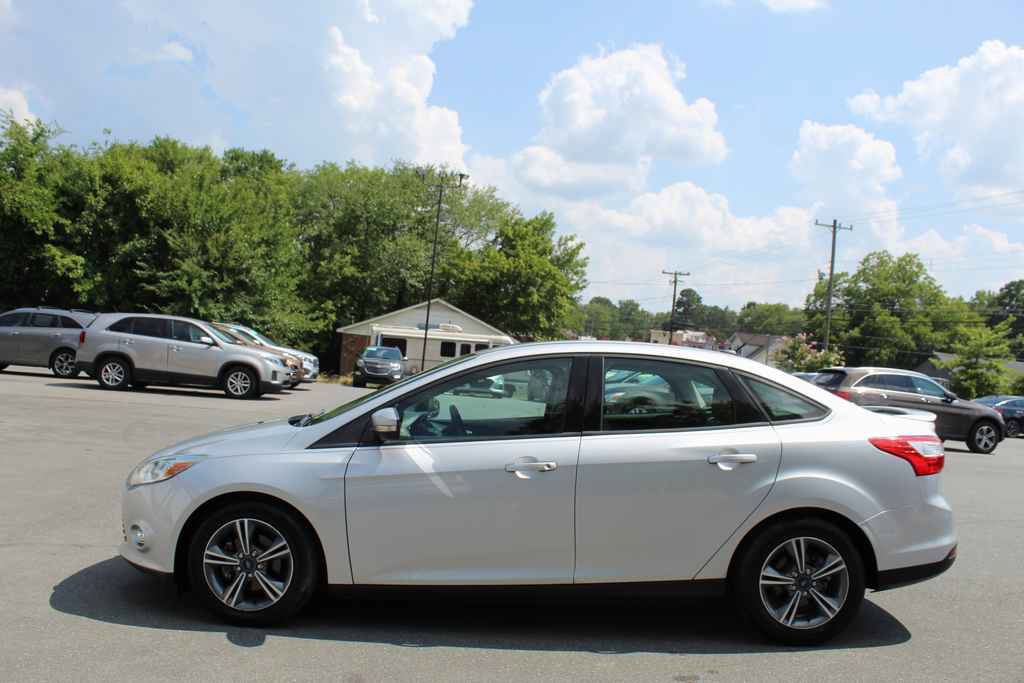 Used 2014 Ford Focus SE w/ SE Sport Package FWD image 10
