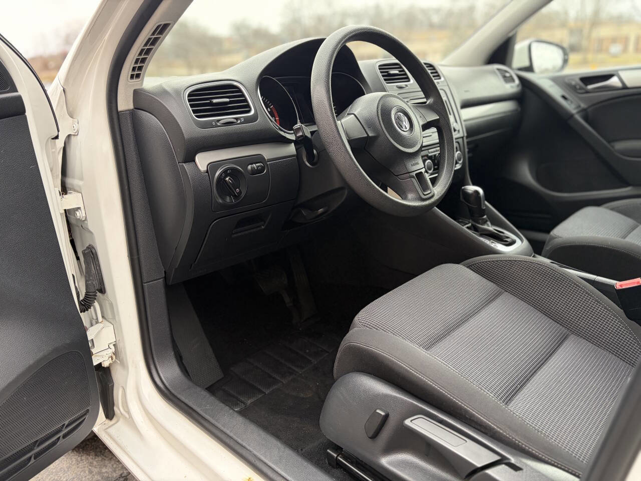 Used 2013 Volkswagen Golf 4-Door image 9