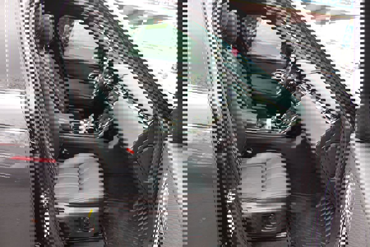 Used 2021 Land Rover Range Rover Velar R-Dynamic S image 24