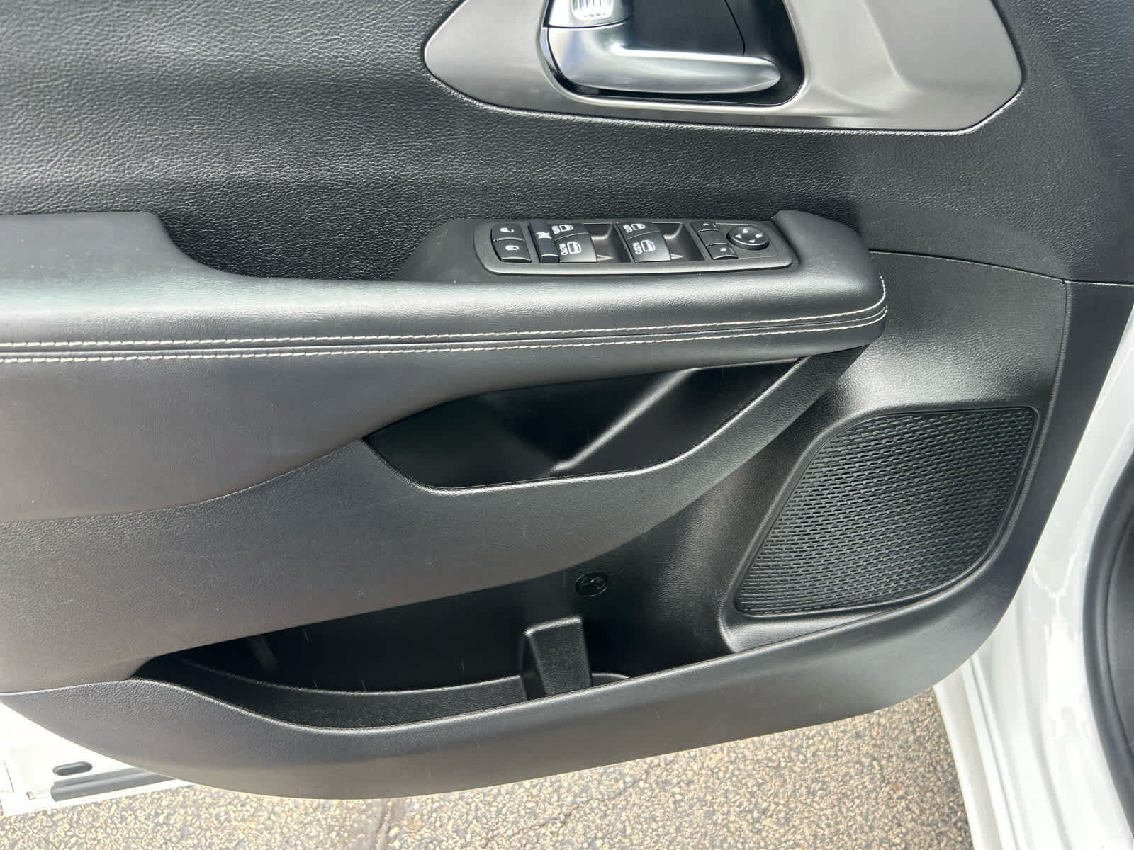 Used 2026 Chrysler Voyager LX FWD image 10