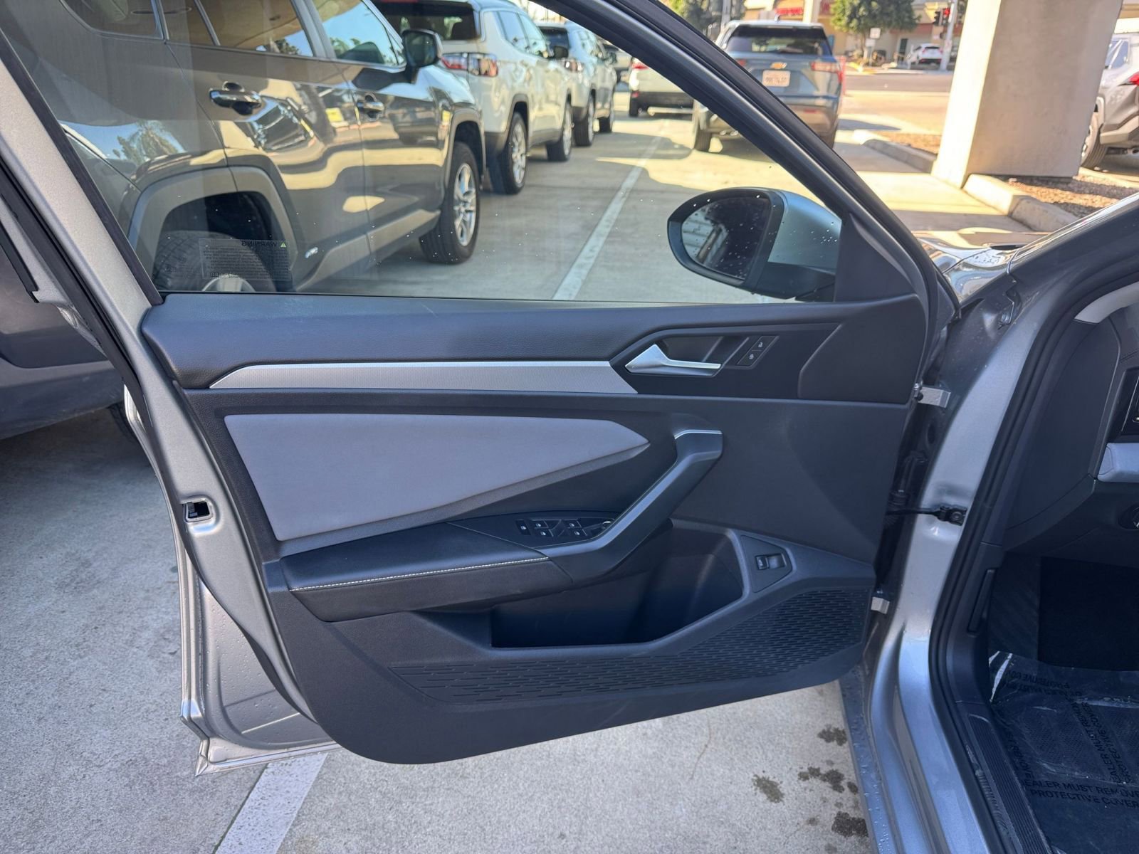 Used 2025 Volkswagen Jetta SE FWD image 18