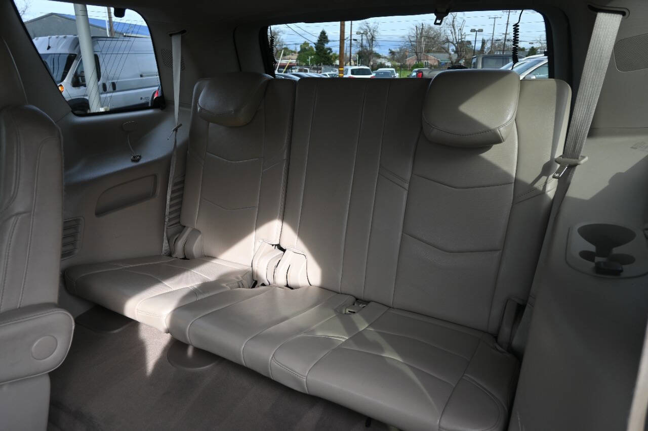 Used 2015 Cadillac Escalade Luxury RWD image 12