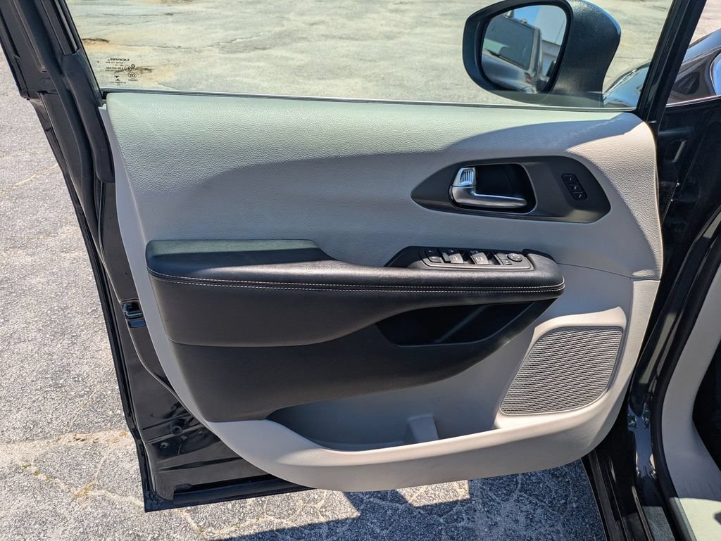 Used 2023 Chrysler Pacifica Touring-L FWD image 11