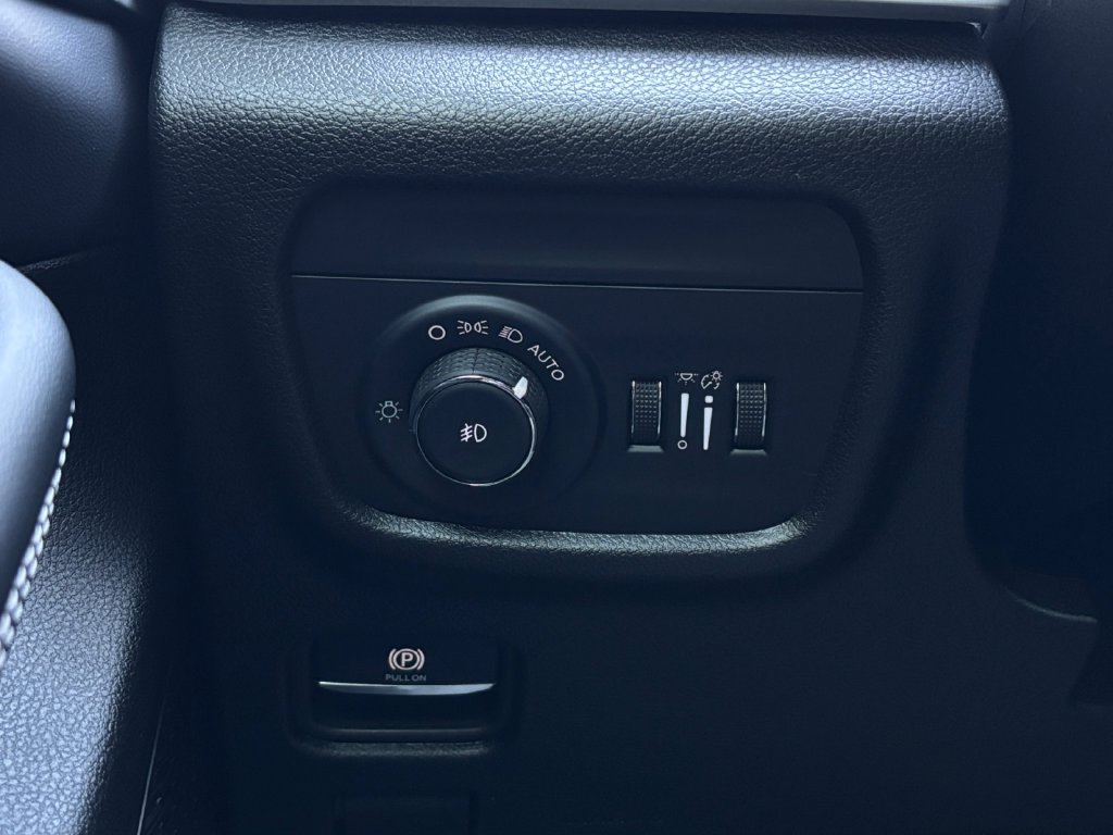 Used 2025 Jeep Grand Cherokee Limited RWD image 24