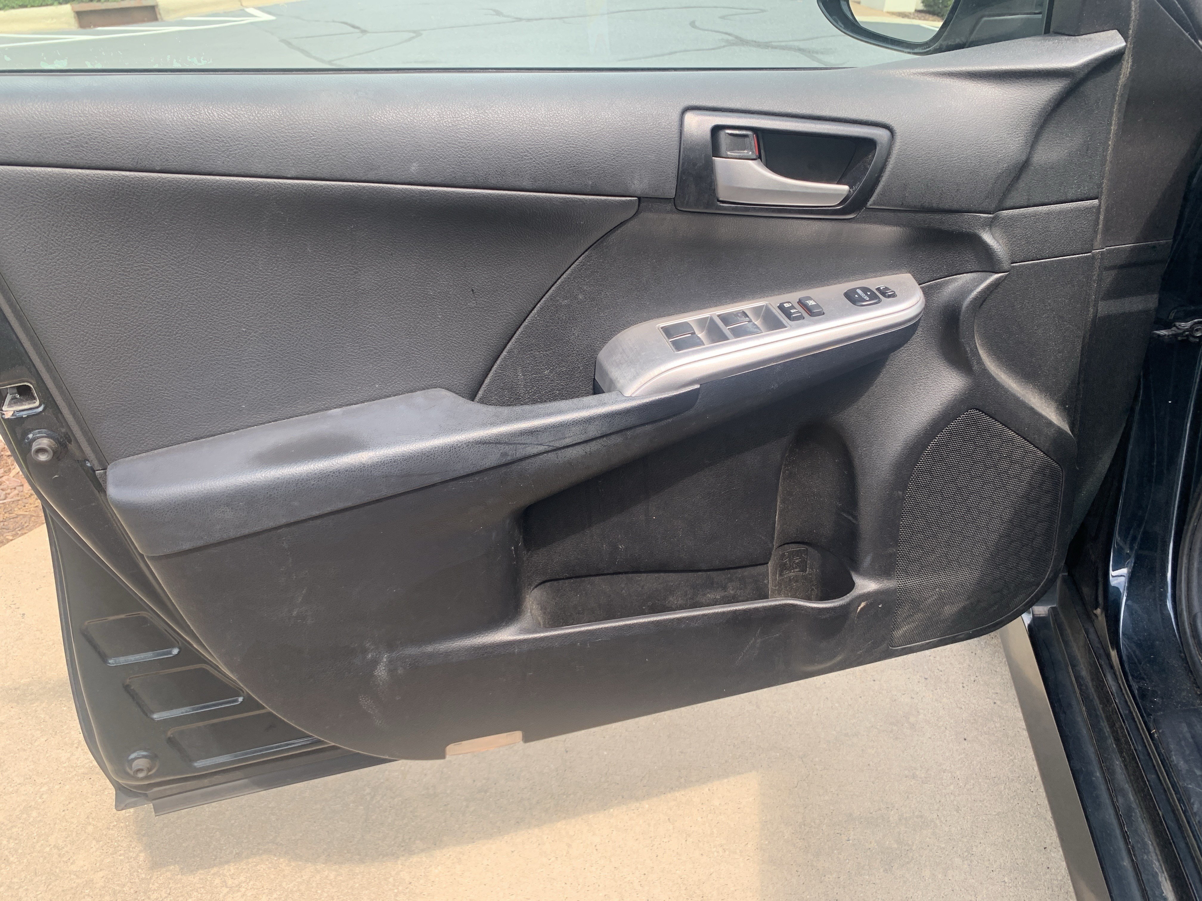 Used 2014 Toyota Camry SE w/ Moonroof Package FWD image 13