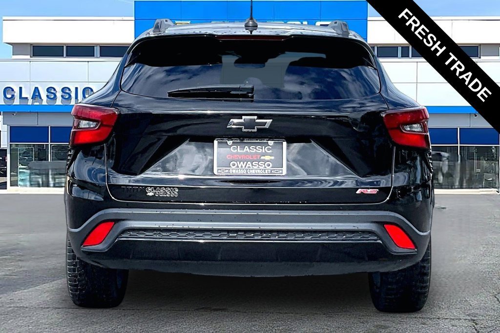 Used 2024 Chevrolet Trax RS w/ Sunroof Package FWD image 4