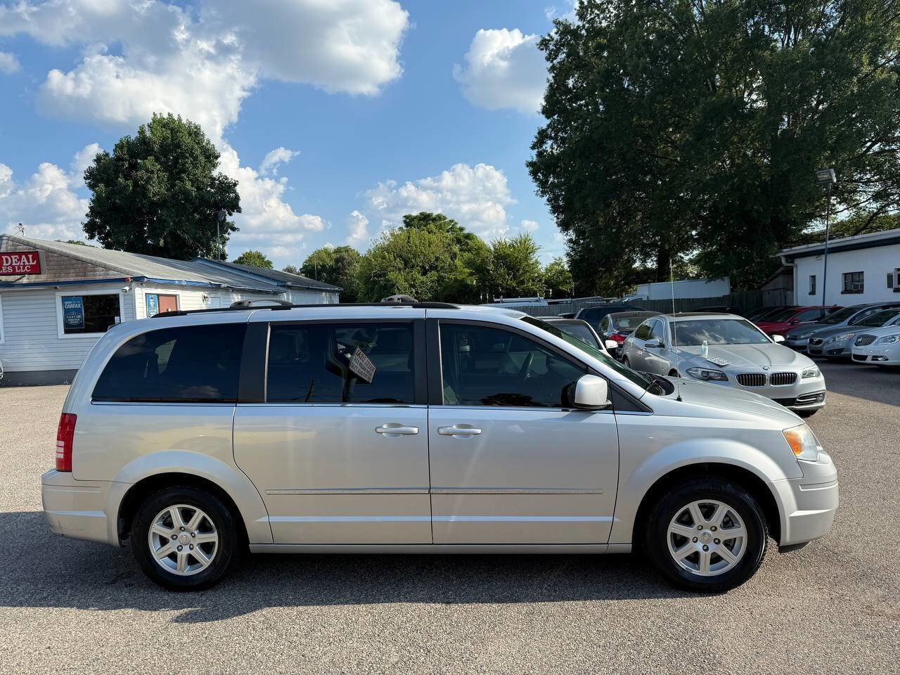 Used 2010 Chrysler Town & Country Touring image 7