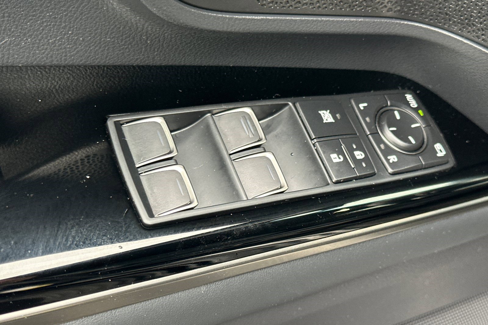 Certified 2025 Lexus LX 600 4WD w/ Appearance Package image 13