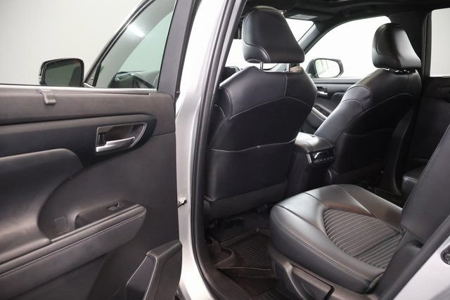 Used 2023 Toyota Highlander XSE AWD/4WD image 28