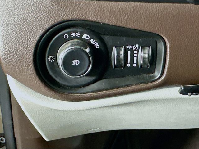 Used 2016 Jeep Renegade Limited FWD image 12