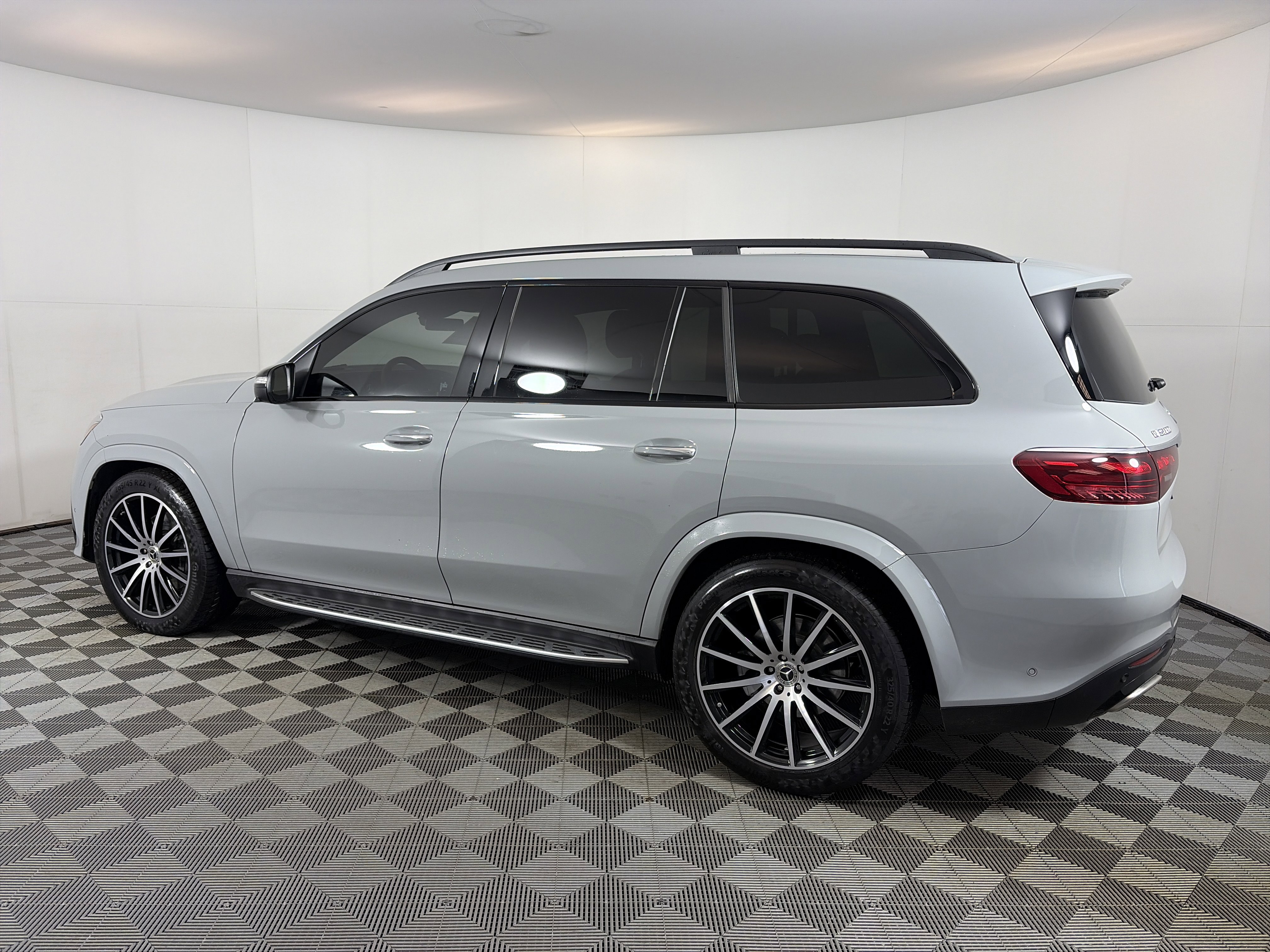 Used 2024 Mercedes-Benz GLS 580 4MATIC image 9
