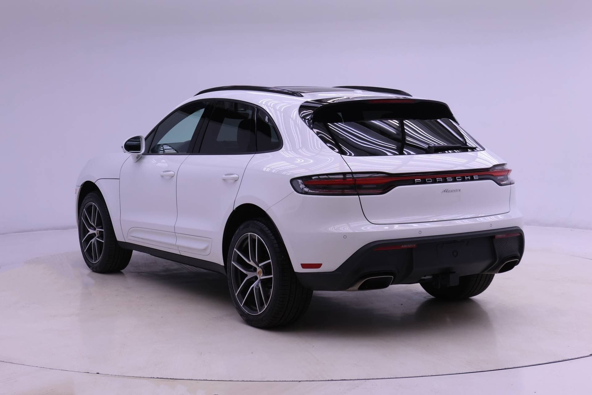 Used 2025 Porsche Macan AWD/4WD image 3