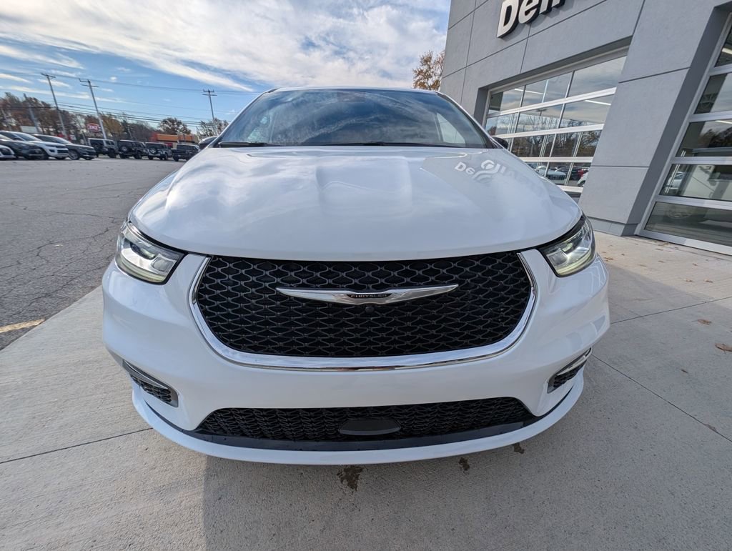 New 2026 Chrysler Pacifica Select image 10