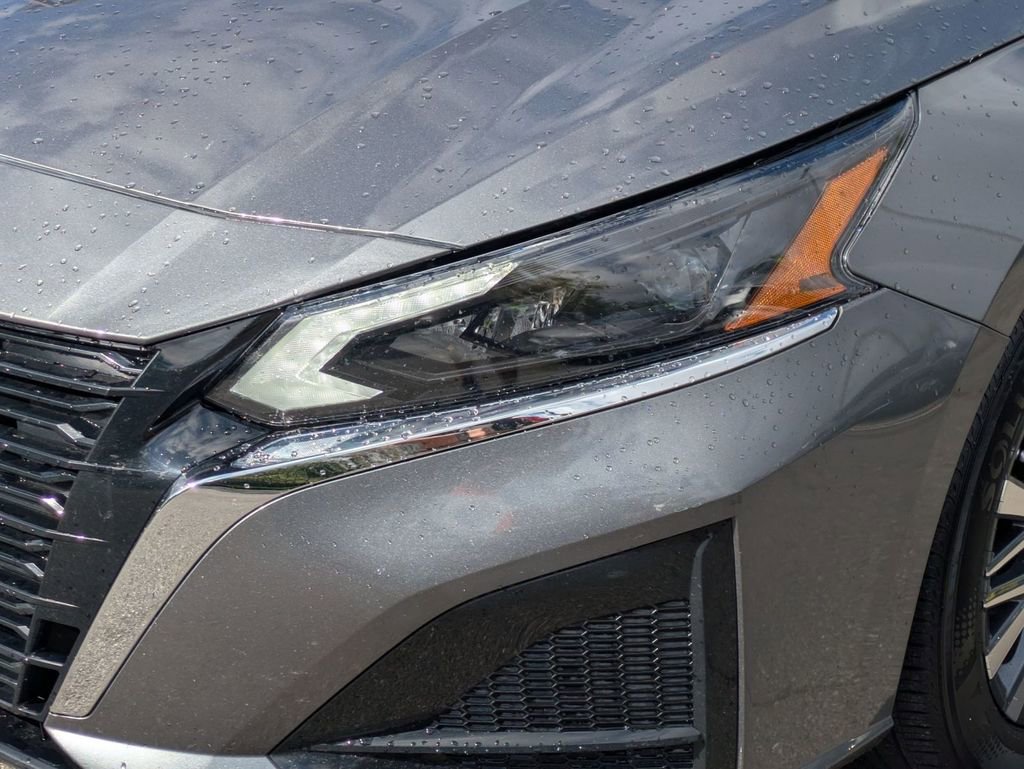 Used 2025 Nissan Altima 2.5 SV FWD image 9