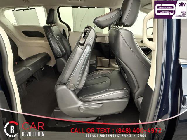 Used 2021 Chrysler Pacifica Touring-L image 61