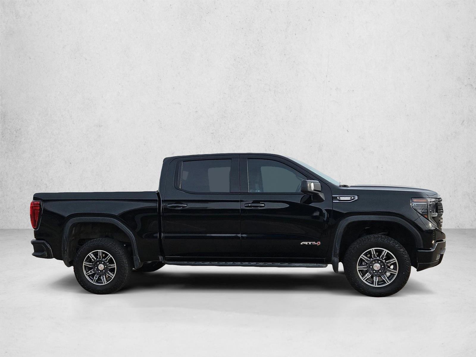 Used 2024 GMC Sierra 1500 AT4 w/ Technology Package AWD/4WD image 4