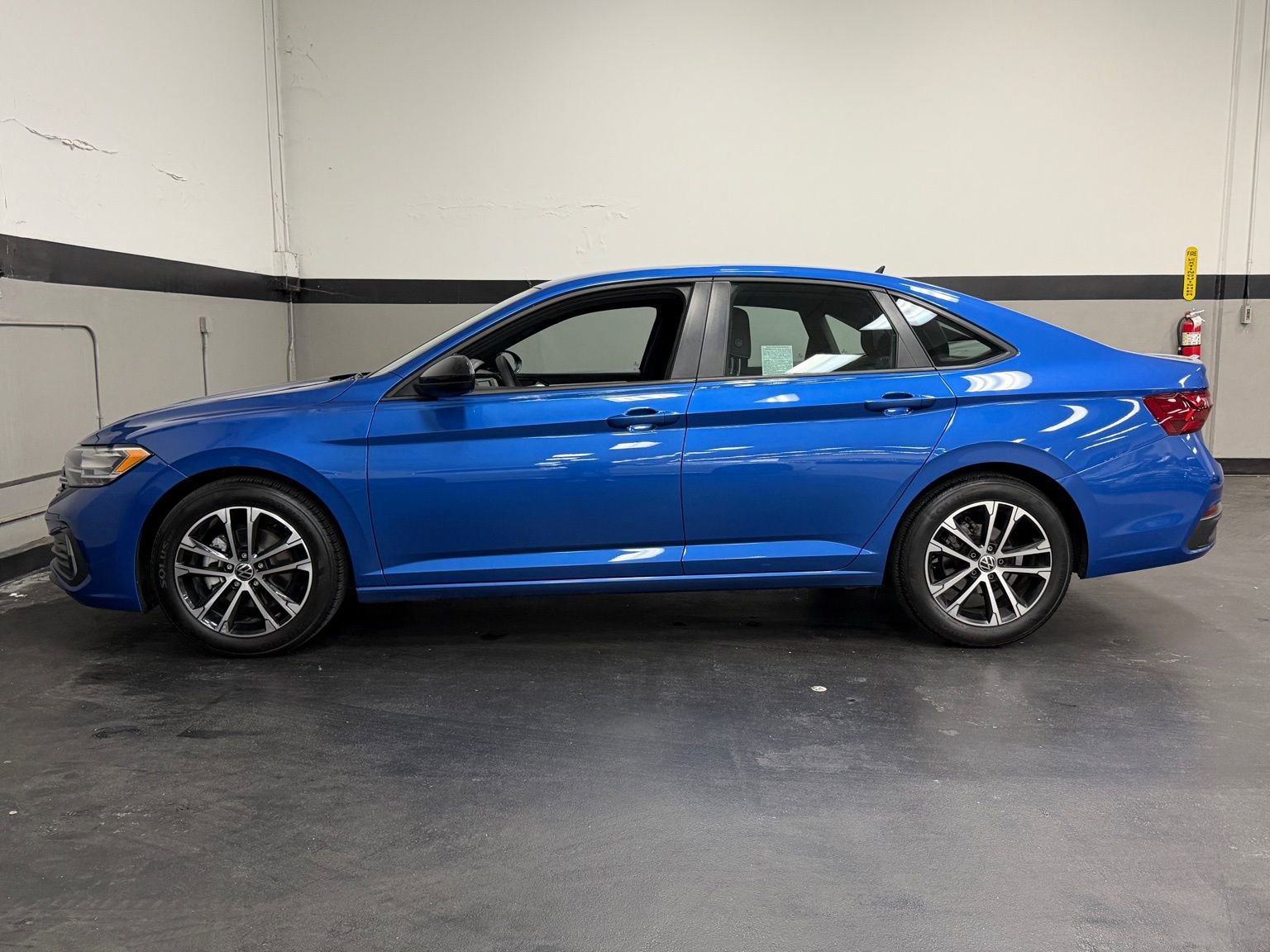 Used 2022 Volkswagen Jetta Sport image 9