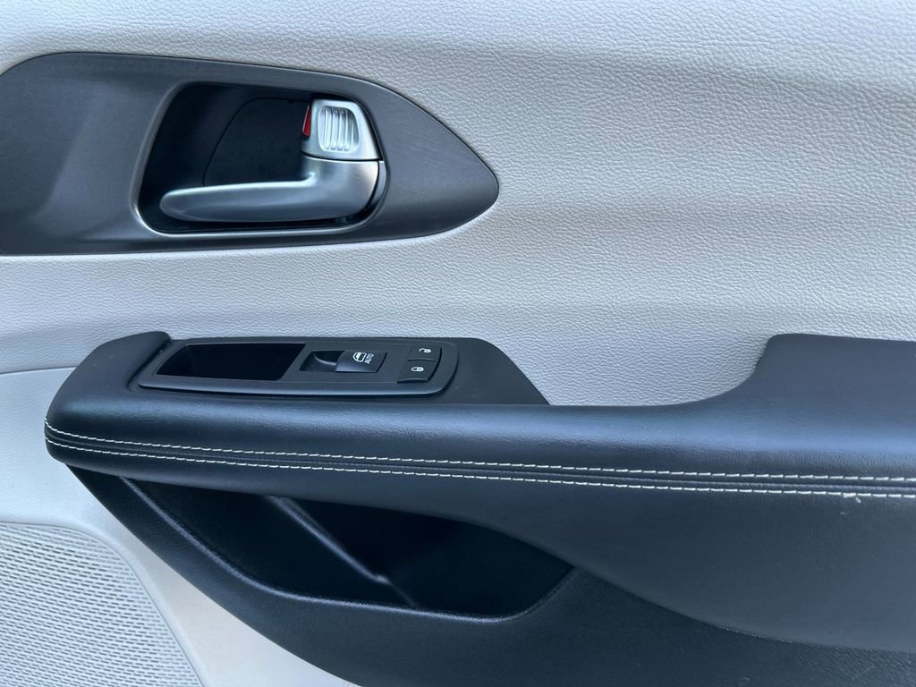 Used 2023 Chrysler Pacifica Touring-L image 18