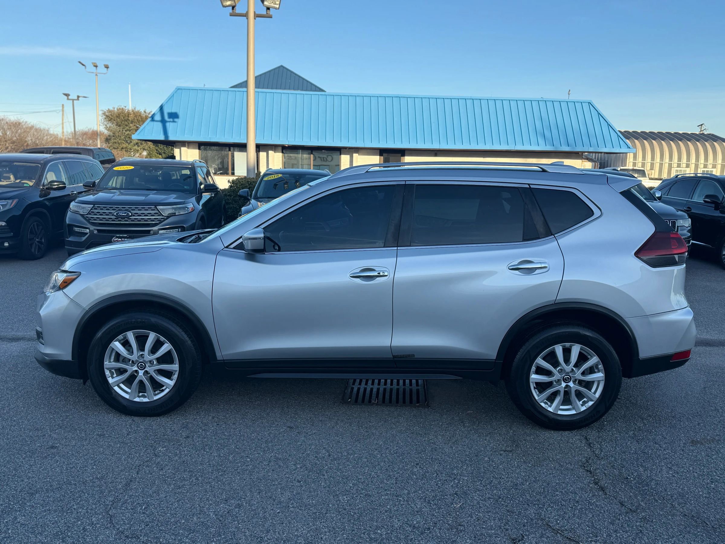 Used 2018 Nissan Rogue SV FWD image 3