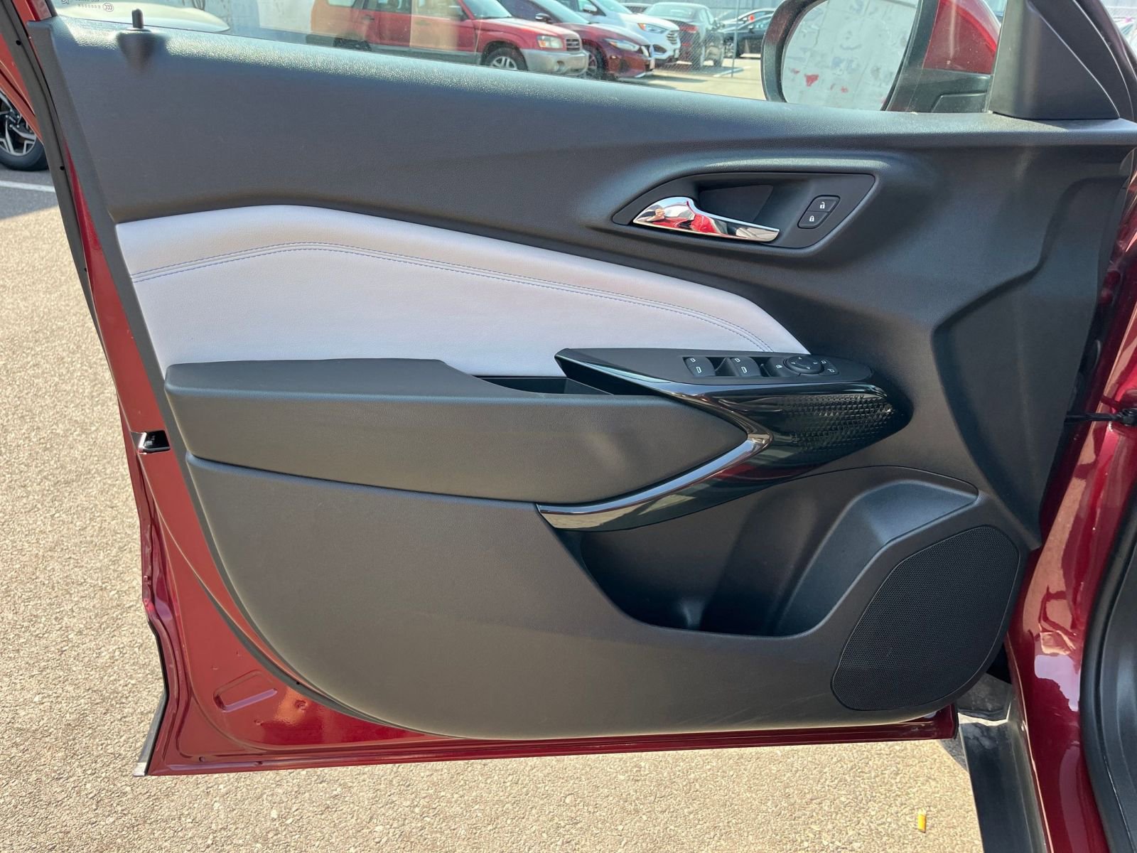 Used 2025 Chevrolet Trax LT FWD image 18