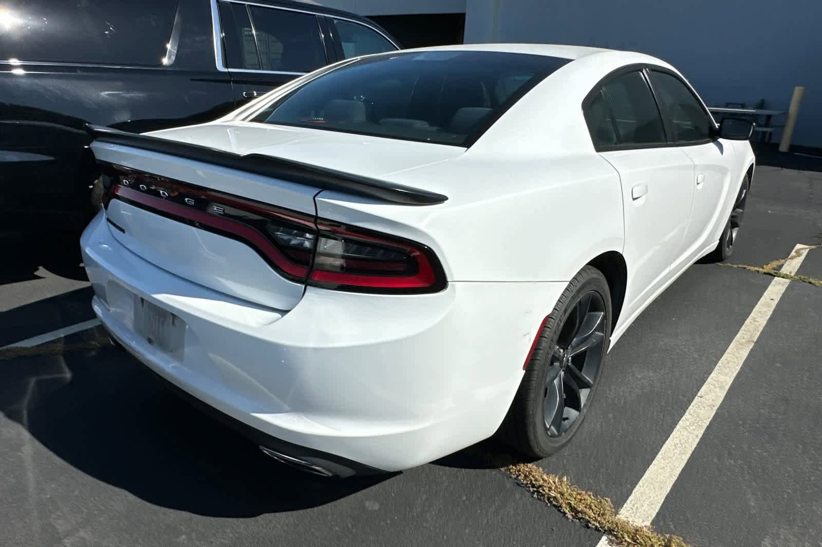 Used 2017 Dodge Charger SE w/ Blacktop Package RWD image 2