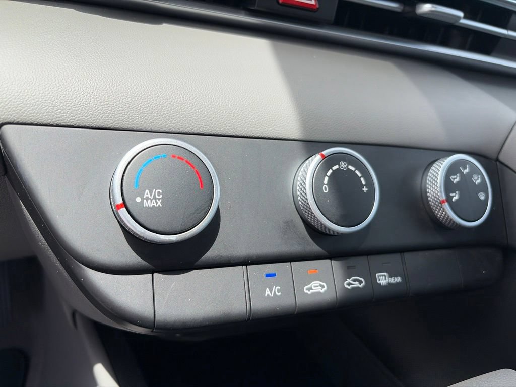 Used 2025 Hyundai Elantra SE FWD image 18