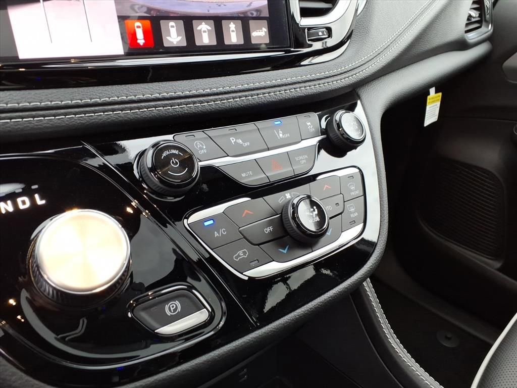 New 2026 Chrysler Pacifica Limited image 25