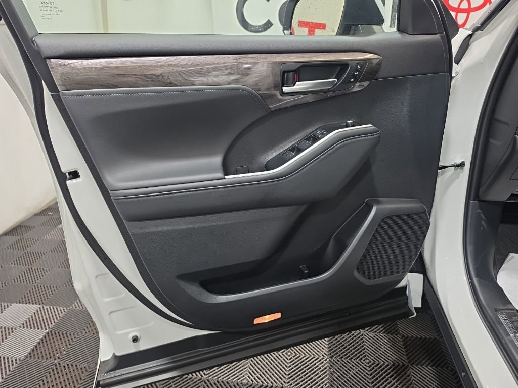 Used 2026 Toyota Highlander Limited image 27
