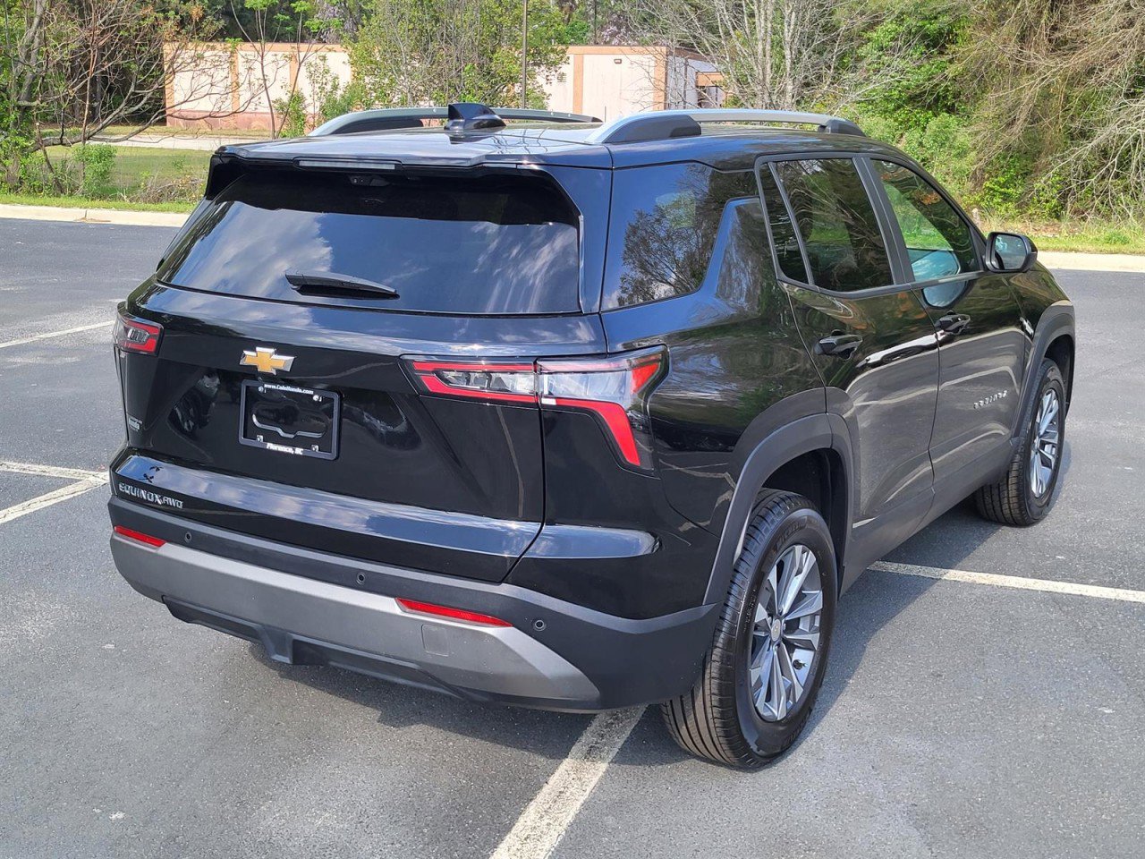 Used 2025 Chevrolet Equinox LT w/ Convenience Package II image 2