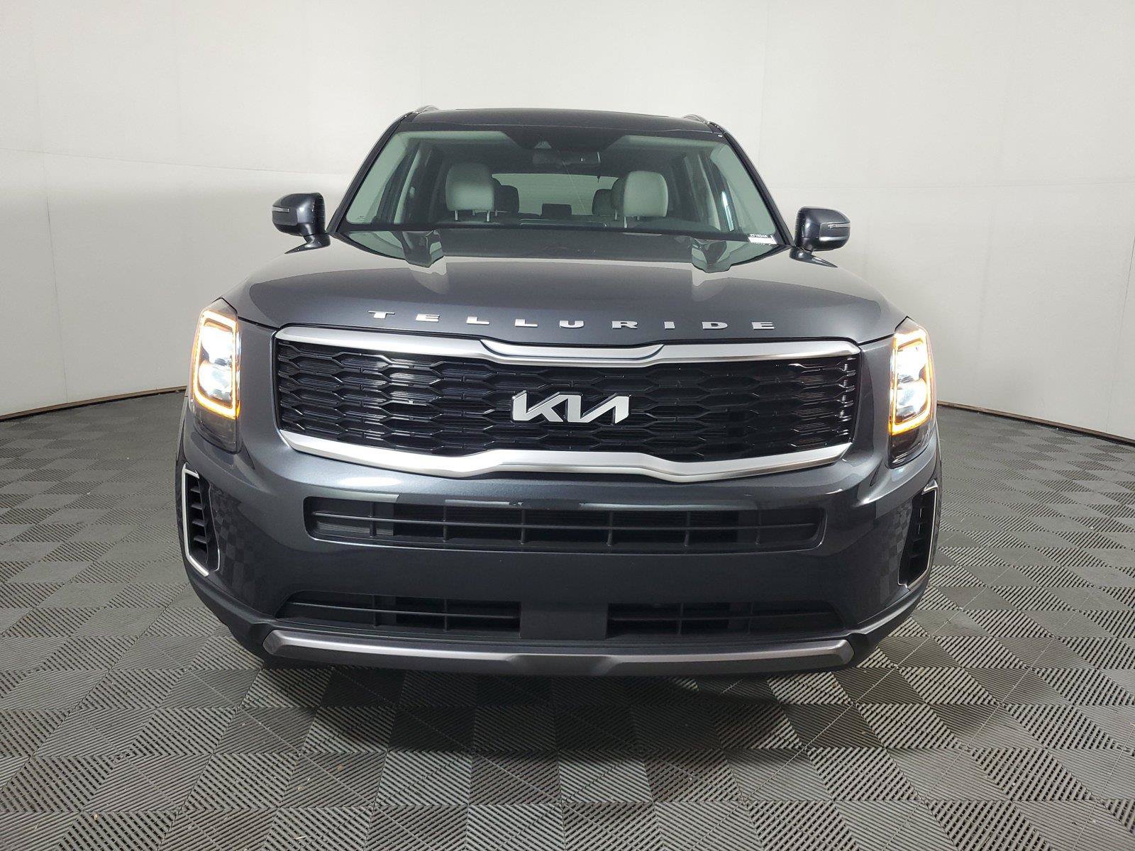 Used 2022 Kia Telluride EX w/ EX Premium Package FWD image 2
