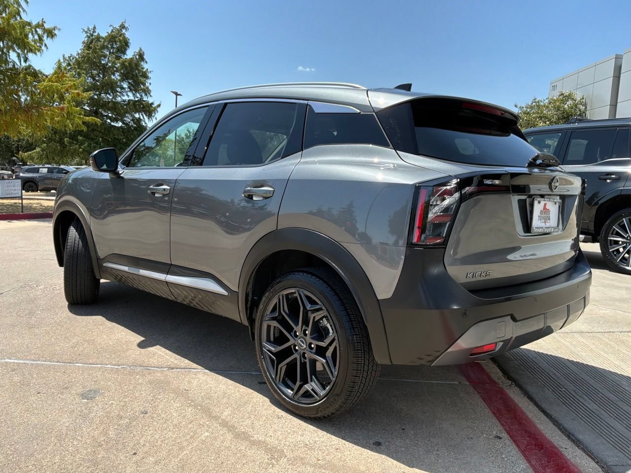 Used 2026 Nissan Kicks SR FWD image 8