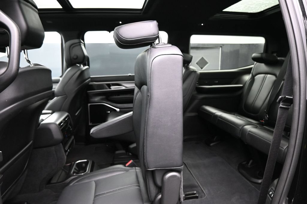 Used 2025 Jeep Wagoneer Series III w/ Premium Group I AWD/4WD image 29