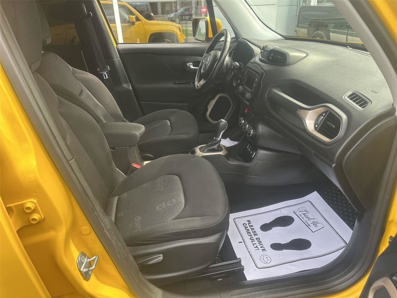 Used 2017 Jeep Renegade Latitude w/ Cold Weather Group FWD image 8