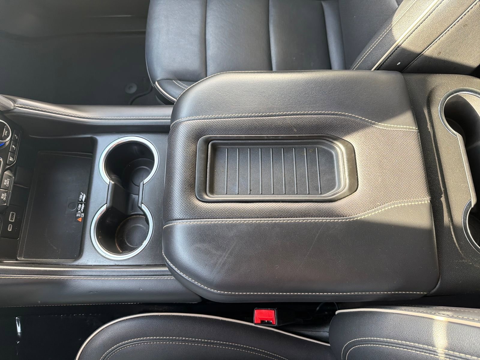 Used 2024 GMC Yukon SLT image 24