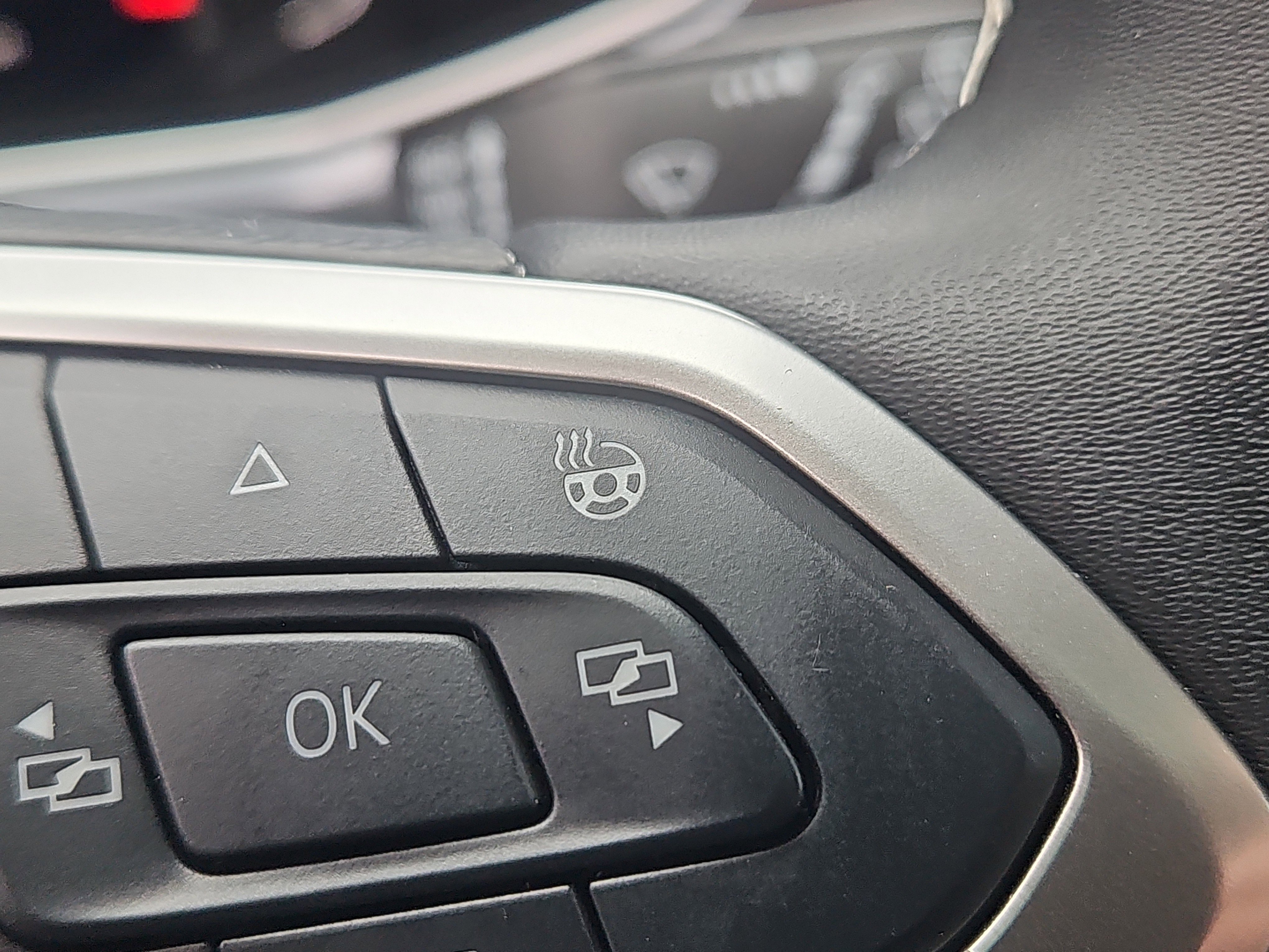 Used 2025 Volkswagen Taos SEL image 13