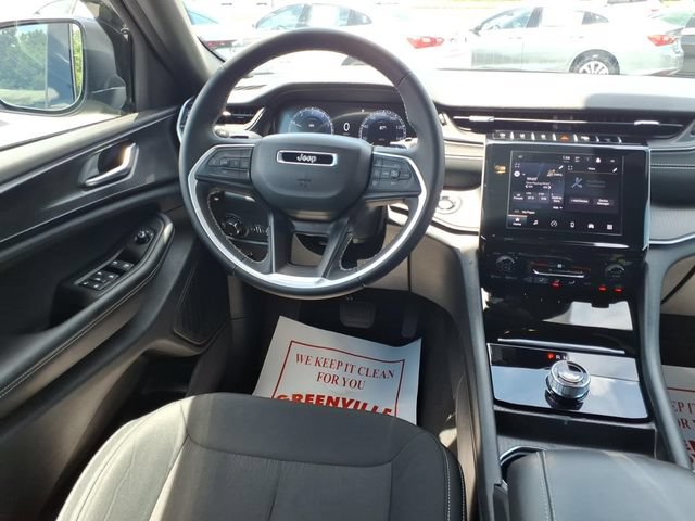 Used 2025 Jeep Grand Cherokee Laredo RWD image 12