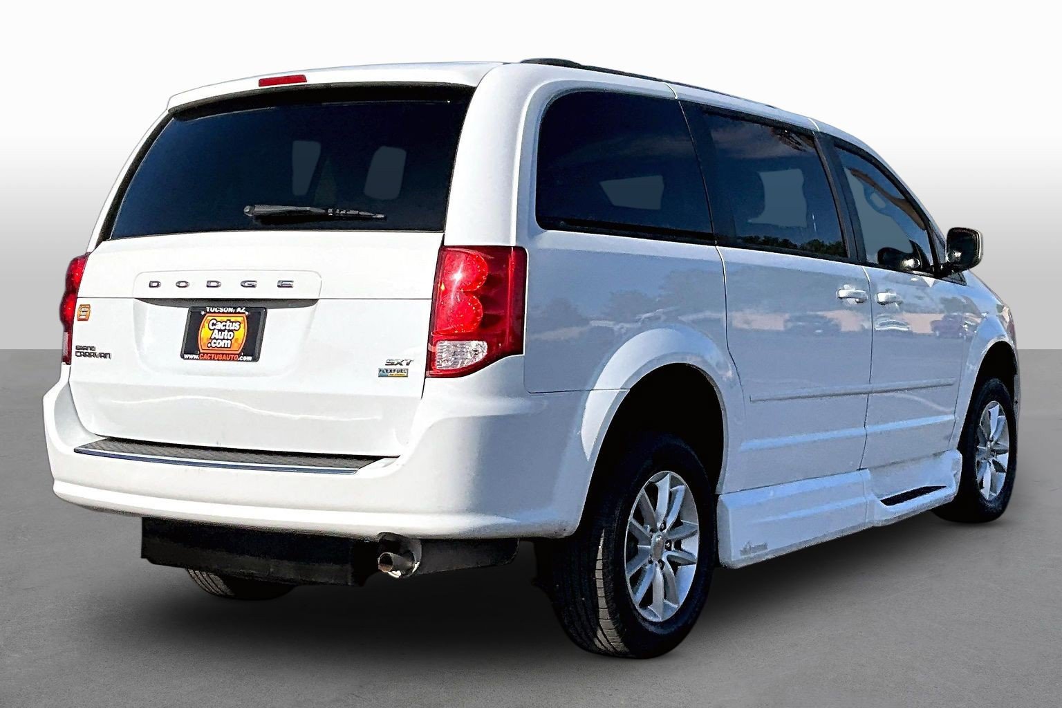 Used 2015 Dodge Grand Caravan SXT FWD image 2