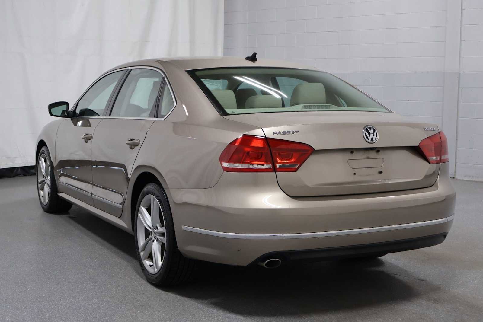 Used 2015 Volkswagen Passat TDI SEL Premium FWD image 3