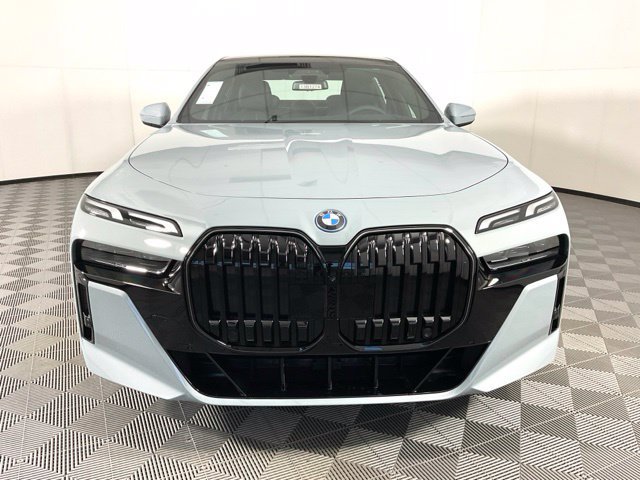 Used 2025 BMW 750e xDrive AWD/4WD image 2